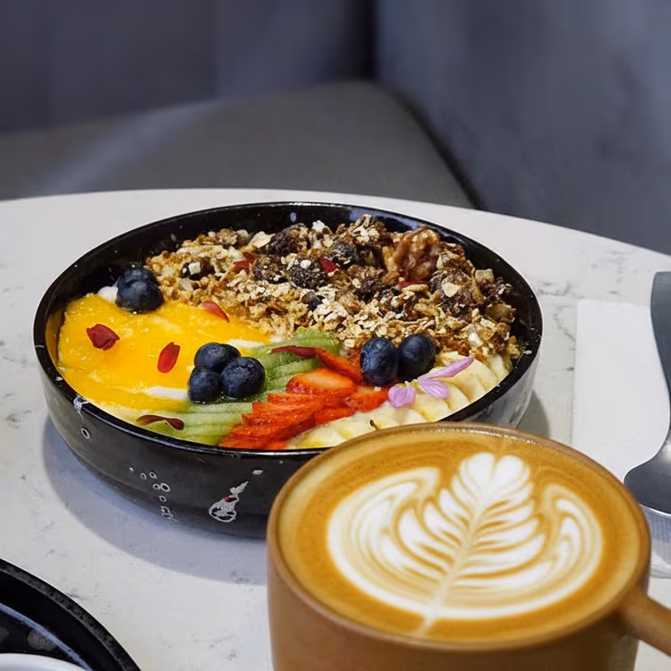 Bowl de yogurt mas cafe