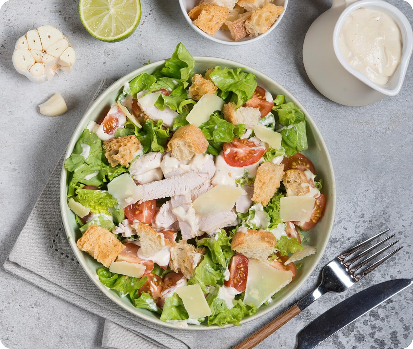 Ensalada Cesar + ( jugo, postre y cafe)