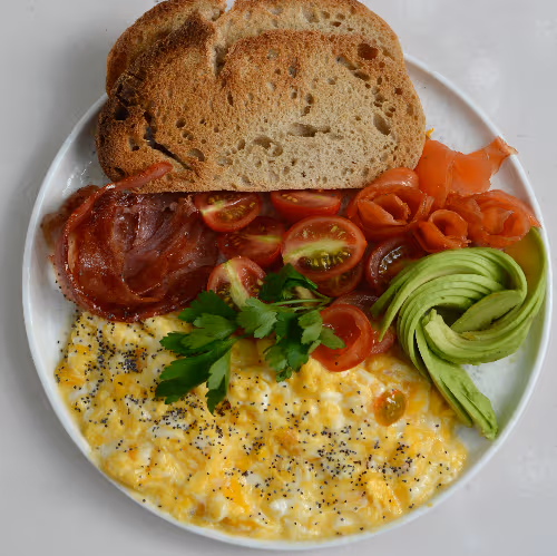 Huevos revueltos mas cafe clasico