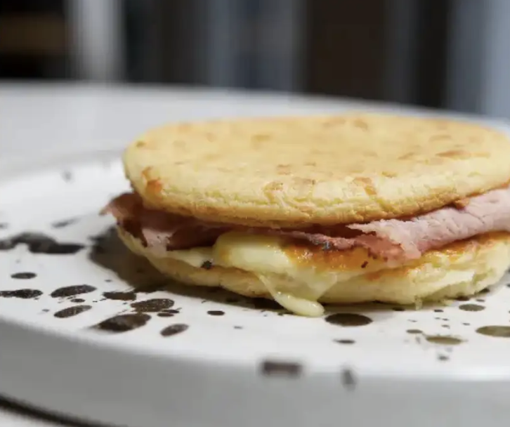Sandwich de Chipa + ( jugo, postre y cafe)